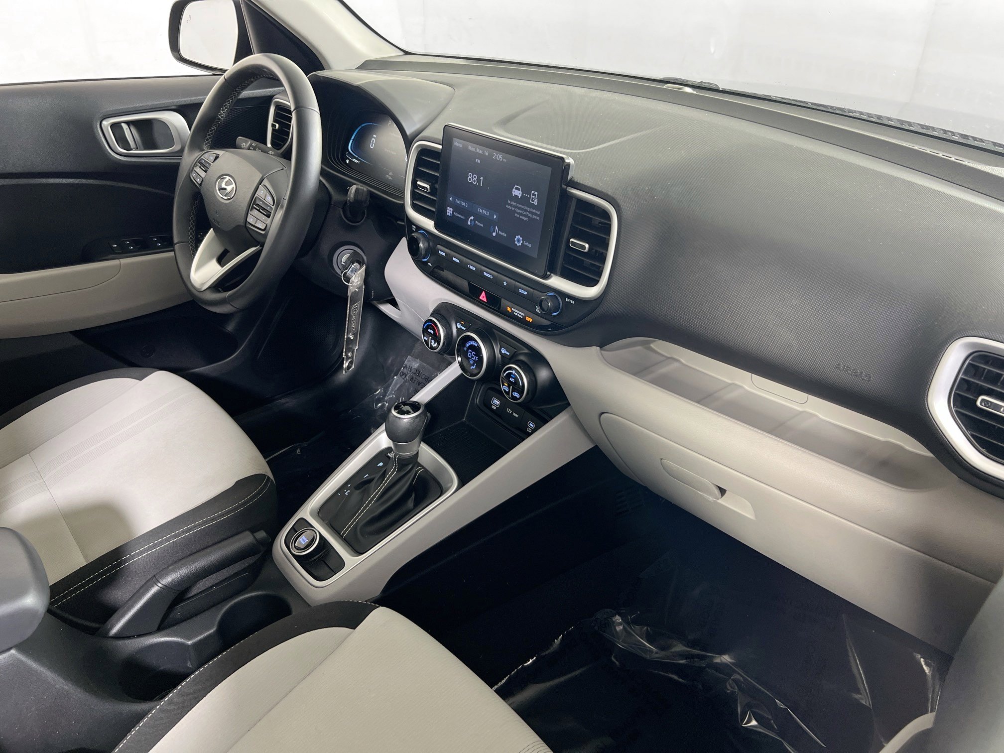 Used 2023 Hyundai Venue SEL image 27