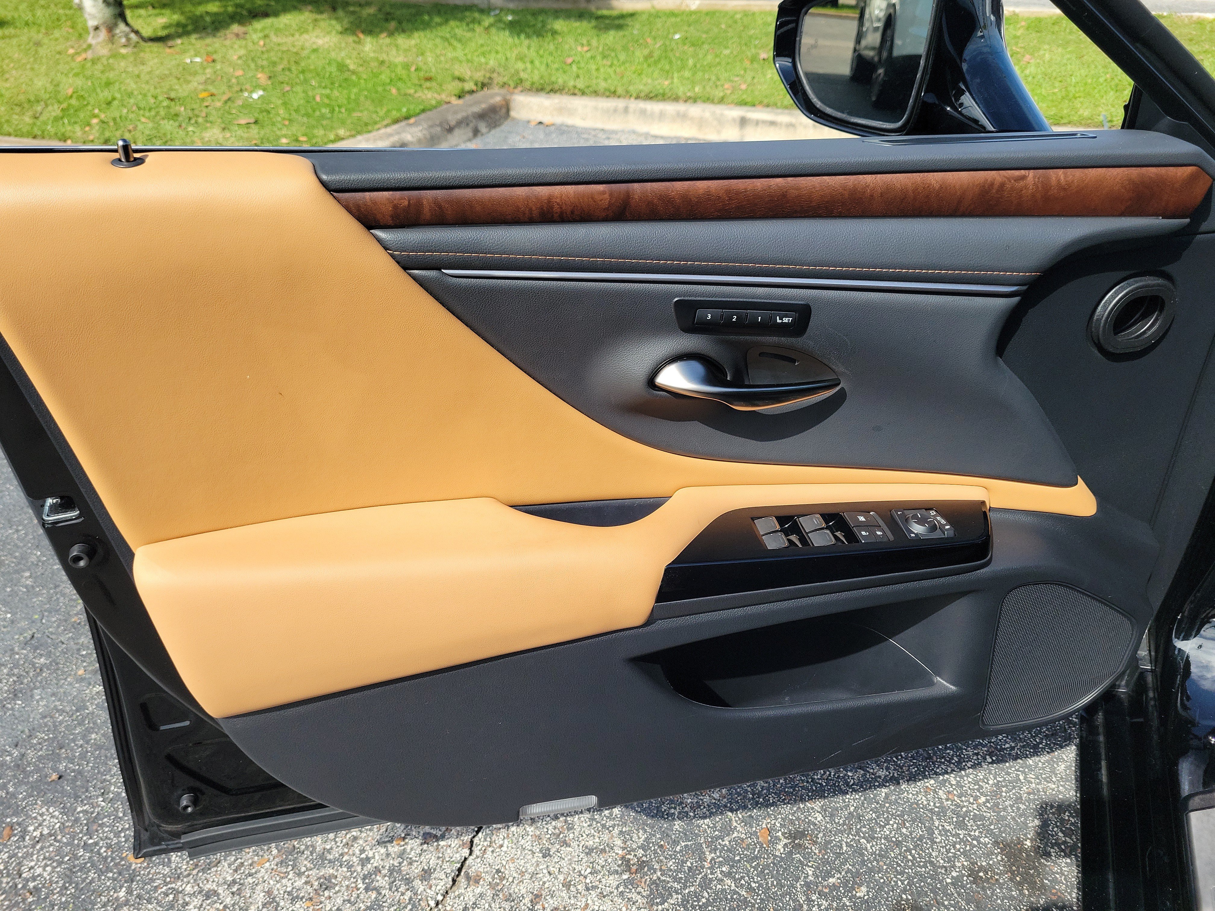 Used 2024 Lexus ES 300h w/ Premium Package FWD image 11