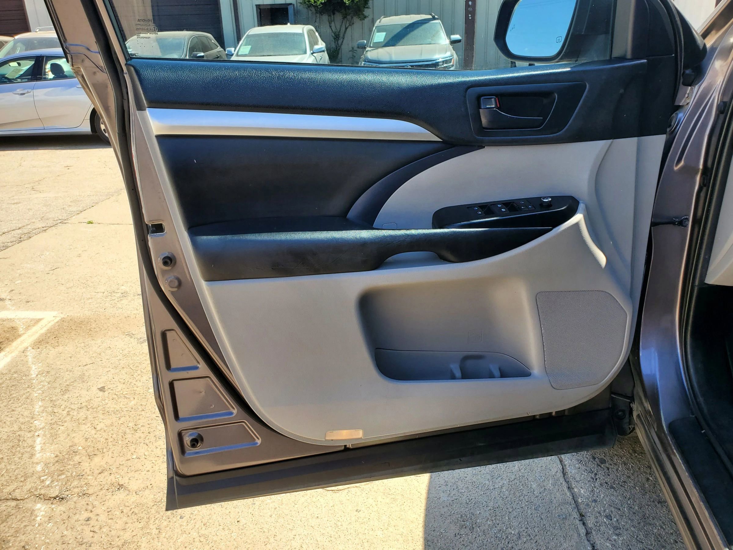 Used 2019 Toyota Highlander Plus FWD image 25