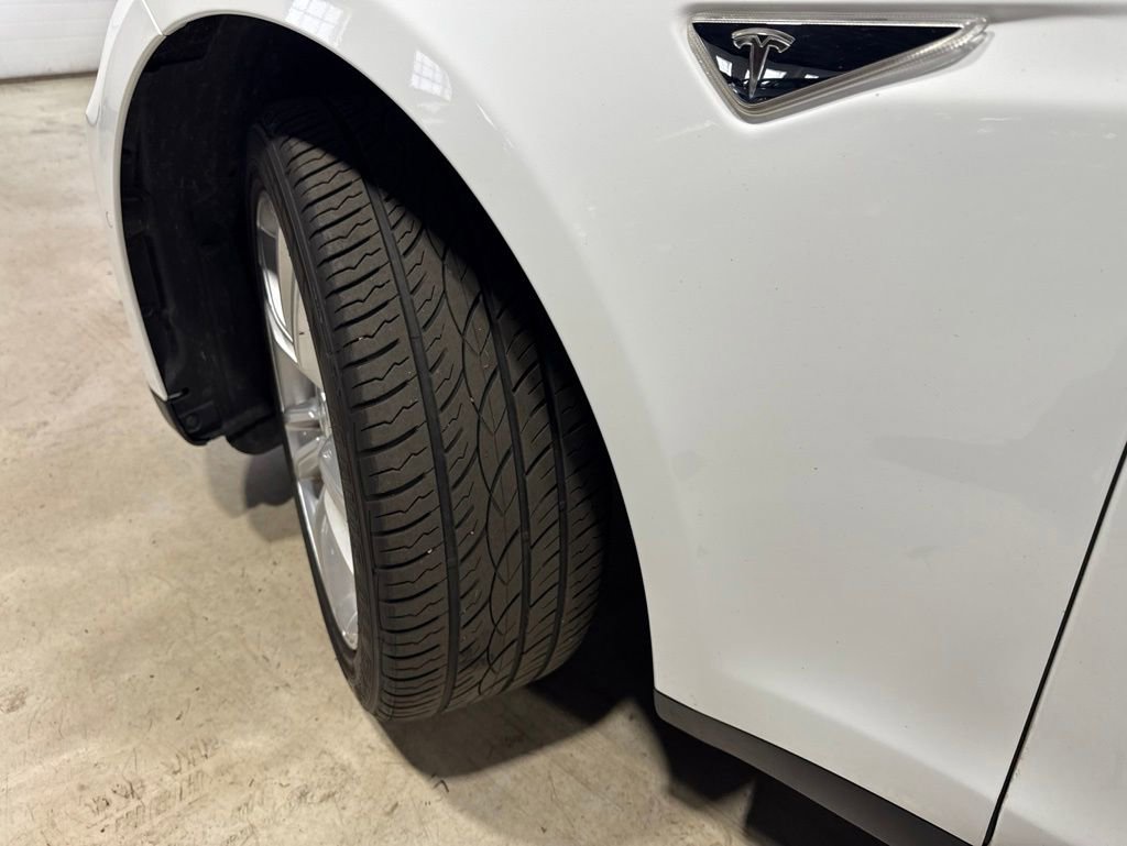 Used 2015 Tesla Model S 60 RWD image 3