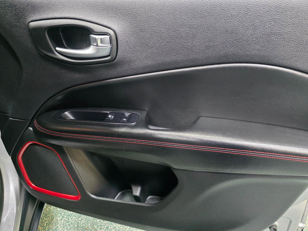 Used 2019 Jeep Compass Trailhawk w/ Leather Interior Group AWD/4WD image 27