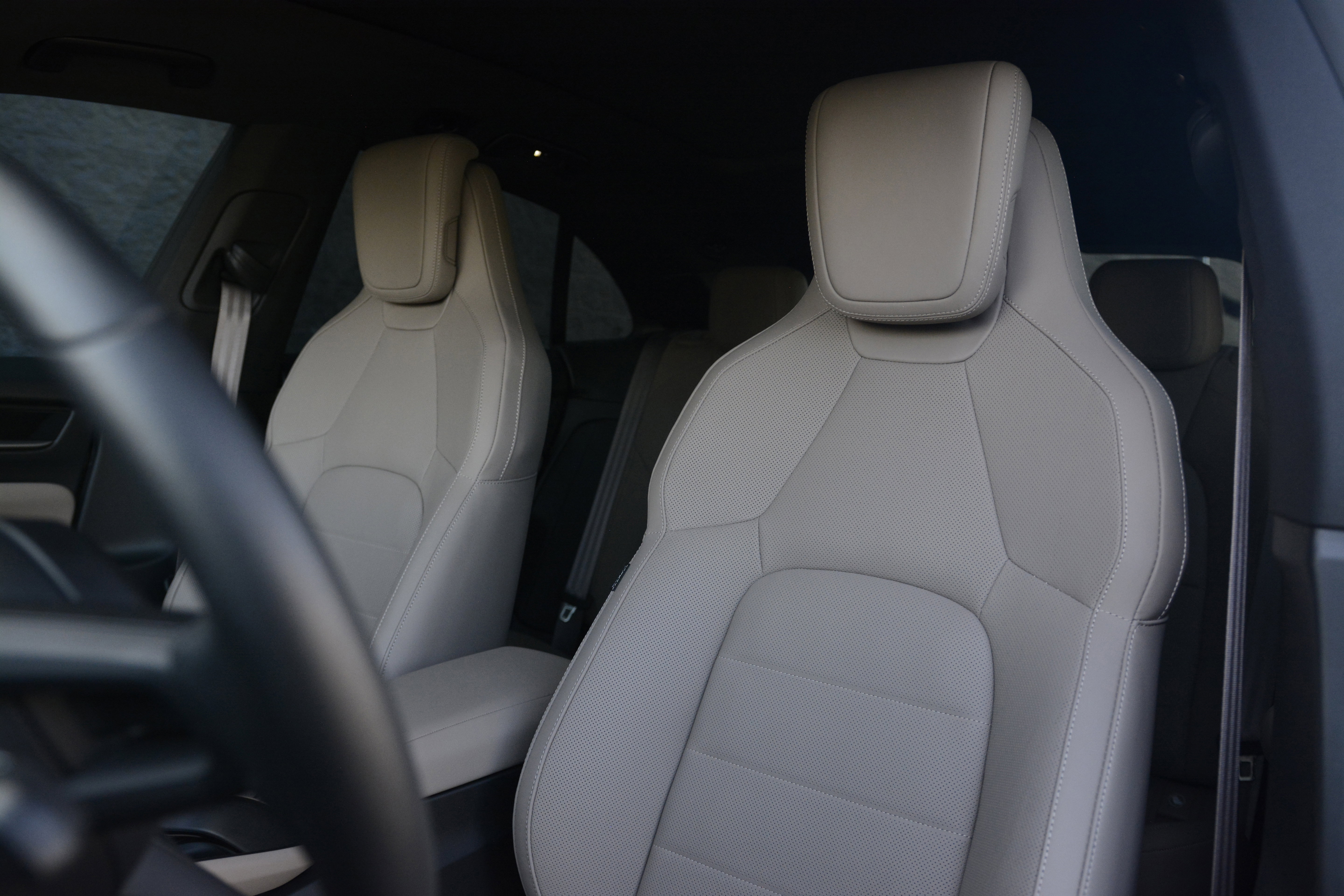 Certified 2025 Porsche Macan 4 Electric image 5