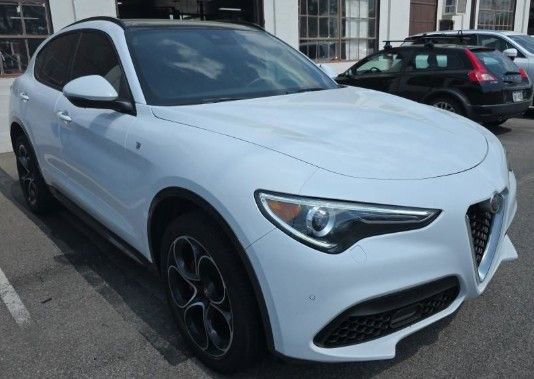 Used 2023 Alfa Romeo Stelvio Ti image 2