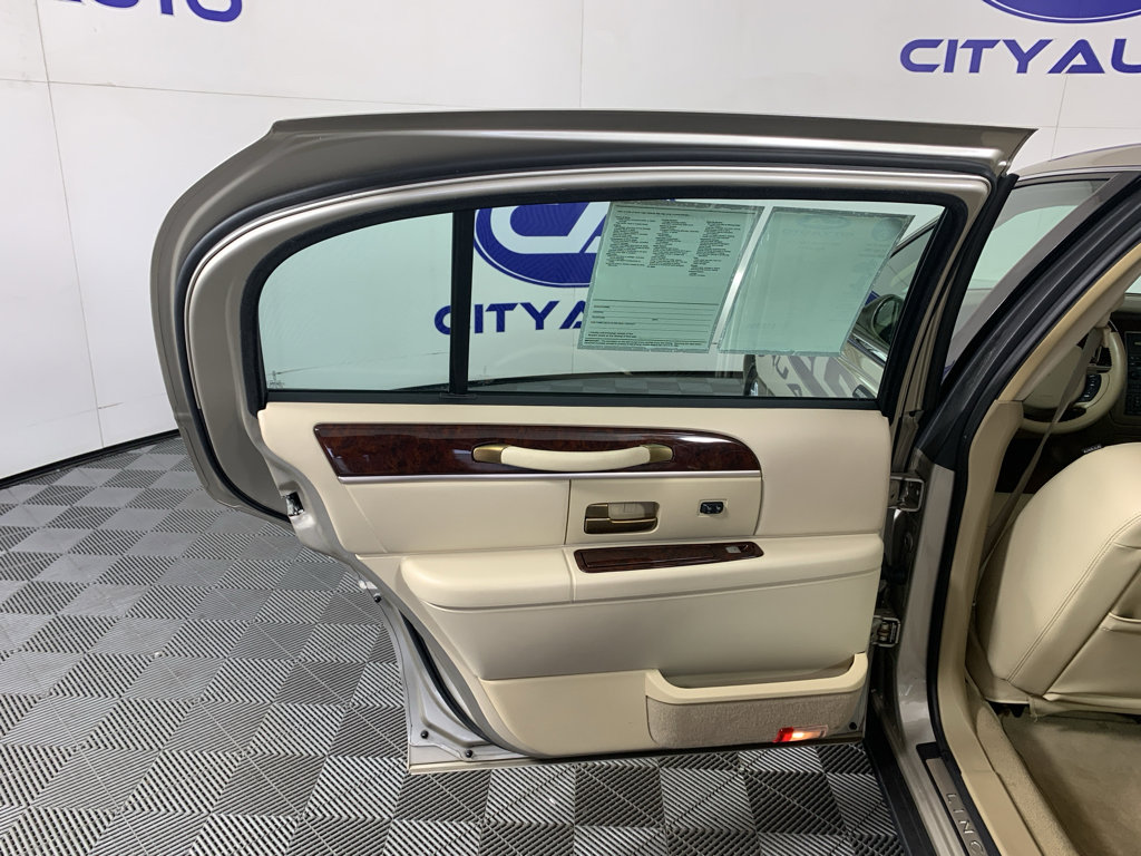 Used 2009 Lincoln Town Car Signature L image 27