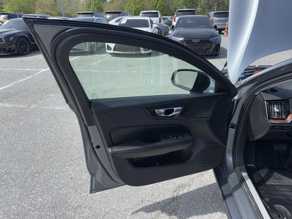 Used 2021 Volvo S60 T5 Momentum image 24