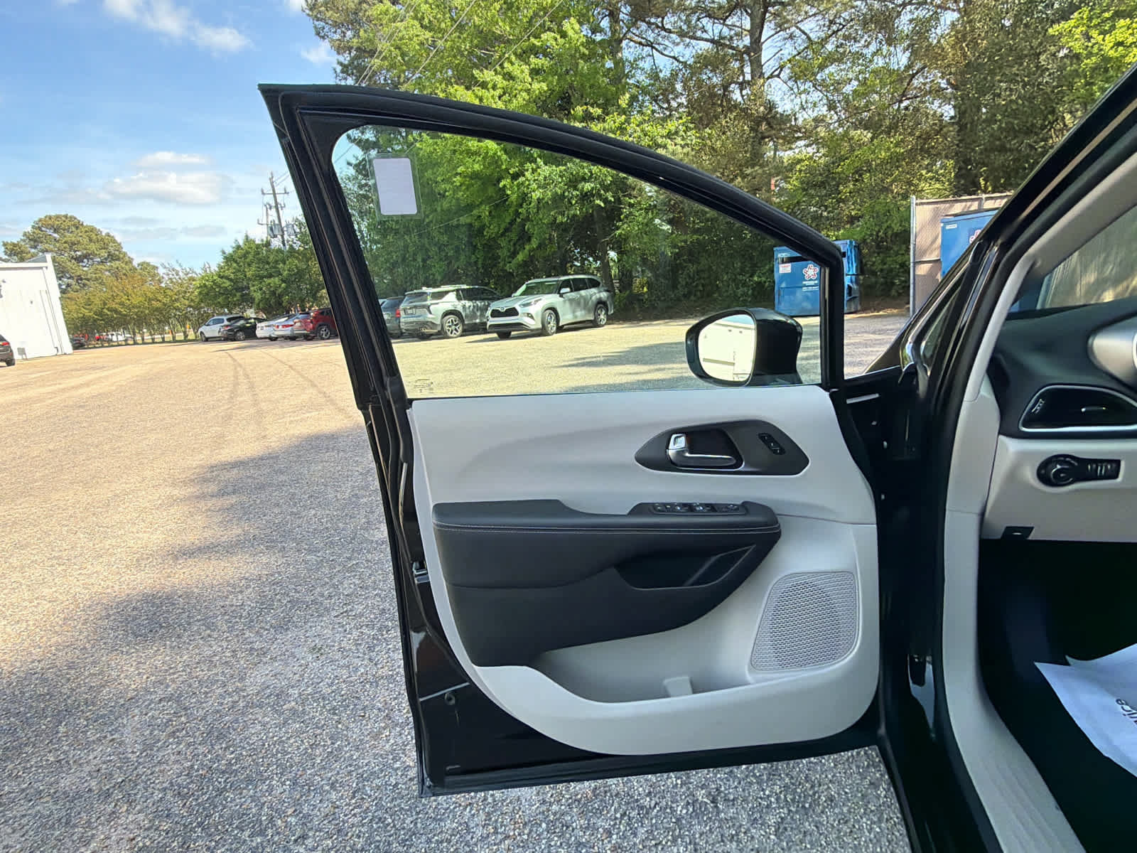 Used 2024 Chrysler Pacifica Touring-L FWD image 17