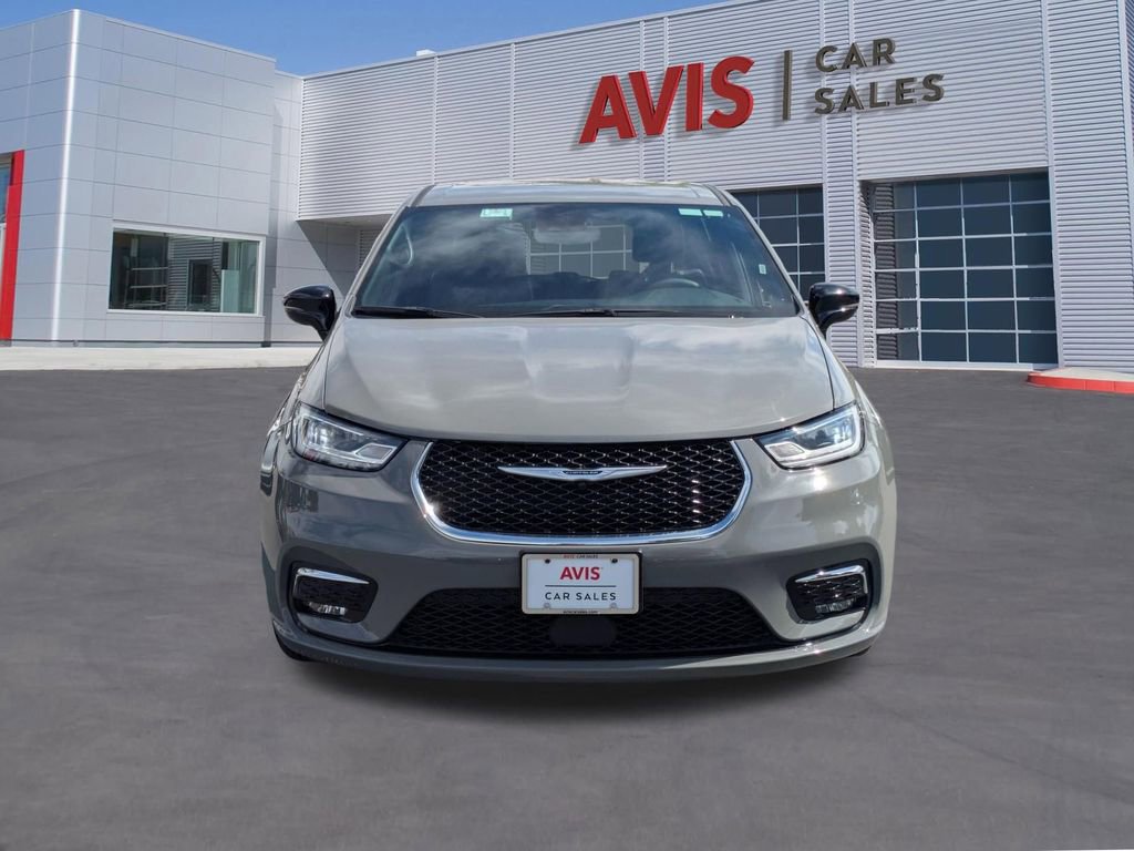 Used 2025 Chrysler Pacifica Select image 2