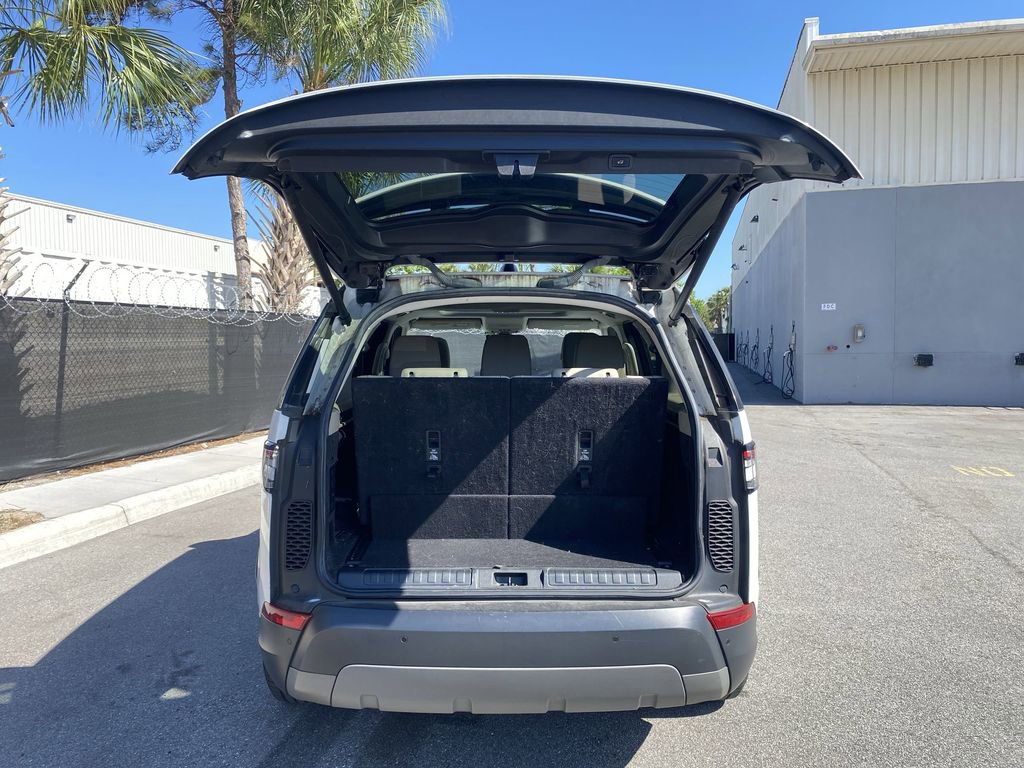 Used 2018 Land Rover Discovery SE AWD/4WD image 24