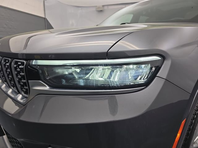 Used 2022 Jeep Grand Cherokee Summit w/ Advanced Protech Group IV AWD/4WD image 14