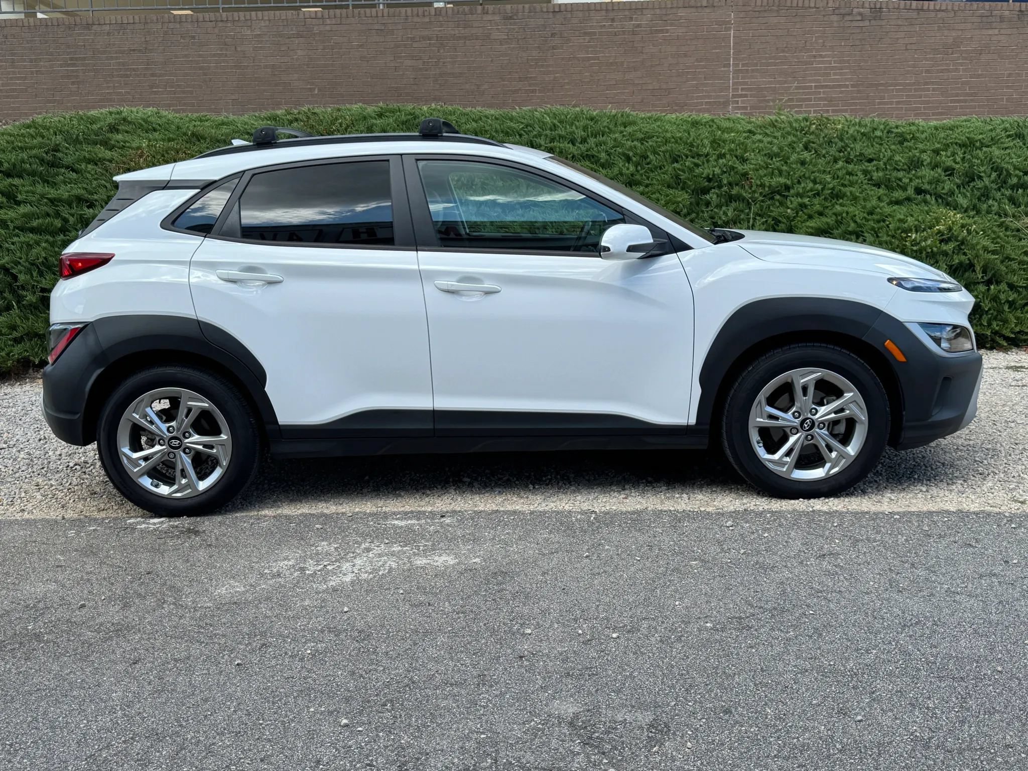 Used 2022 Hyundai Kona SEL w/ Convenience Package FWD image 2