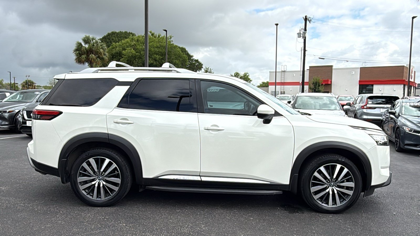 Used 2022 Nissan Pathfinder Platinum w/ Lighting Package (N93) FWD image 8