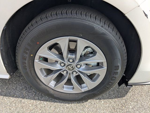 Used 2024 Toyota Sienna XLE image 11