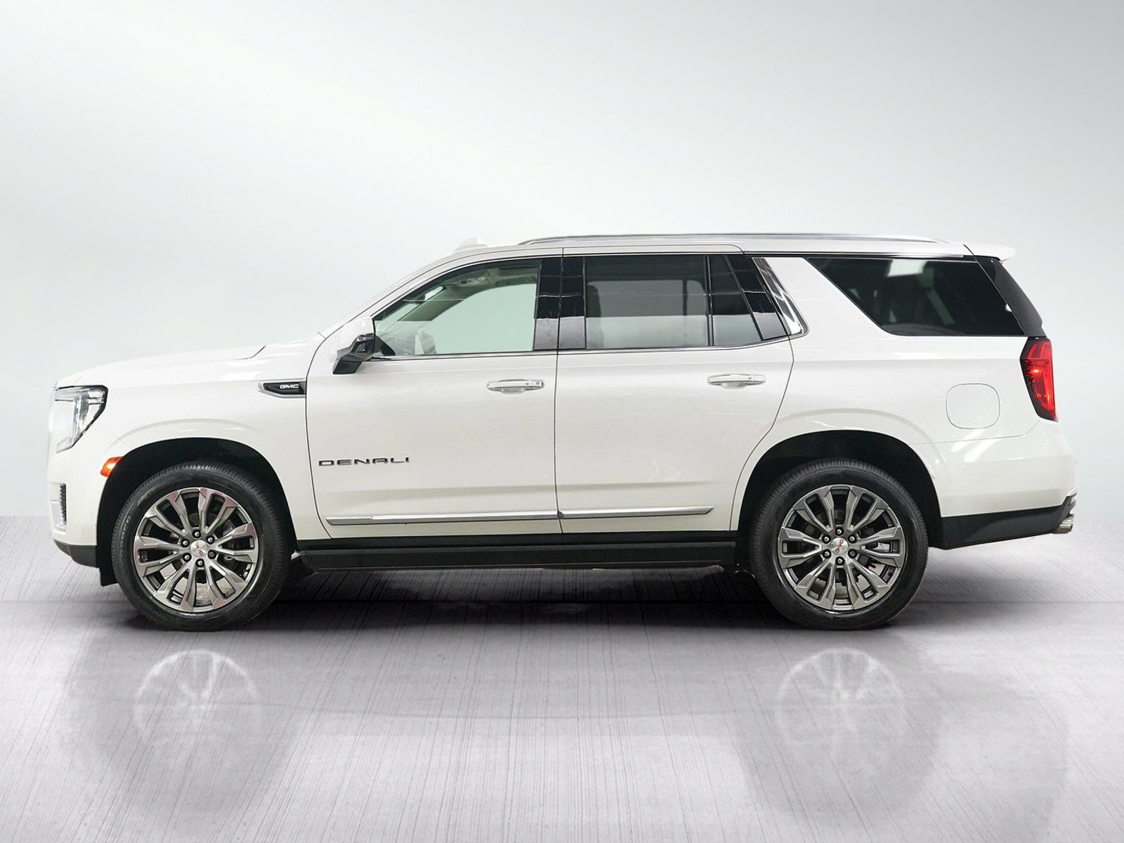 Used 2021 GMC Yukon Denali w/ Denali Premium Package AWD/4WD image 2