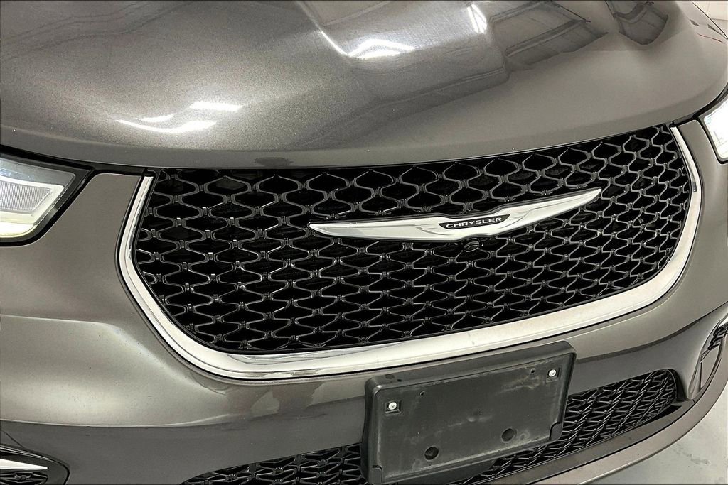 Used 2023 Chrysler Pacifica Touring-L image 37