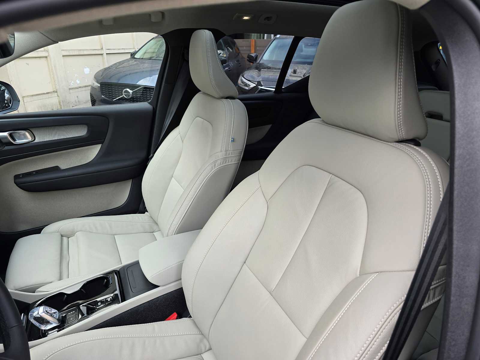 Certified 2024 Volvo XC40 B5 Ultimate w/ Climate Package image 31