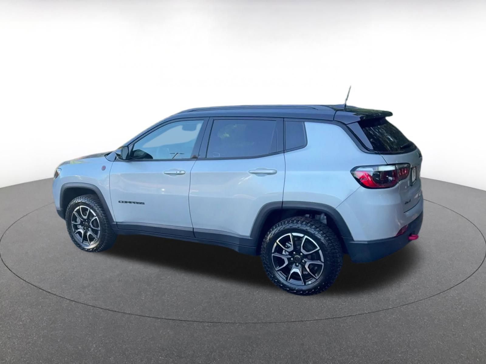 Used 2025 Jeep Compass Trailhawk image 10