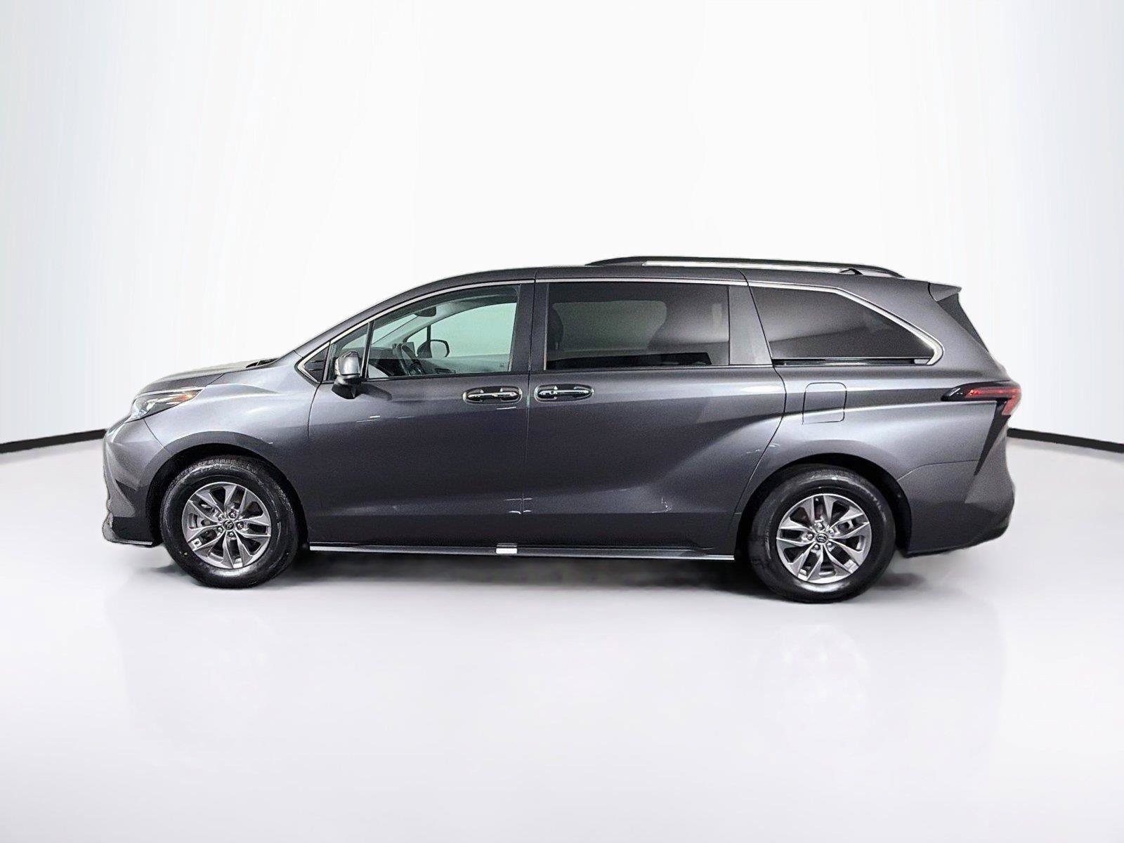 Used 2025 Toyota Sienna XLE FWD image 8