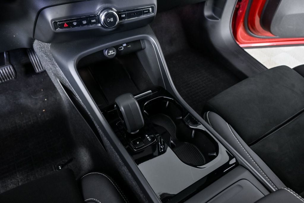 Used 2023 Volvo C40 P8 Recharge Ultimate image 19