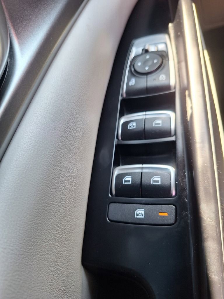 Used 2023 Kia Carnival LX image 20