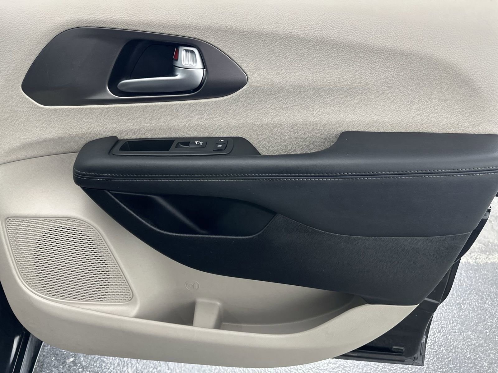 Used 2018 Chrysler Pacifica Limited image 35