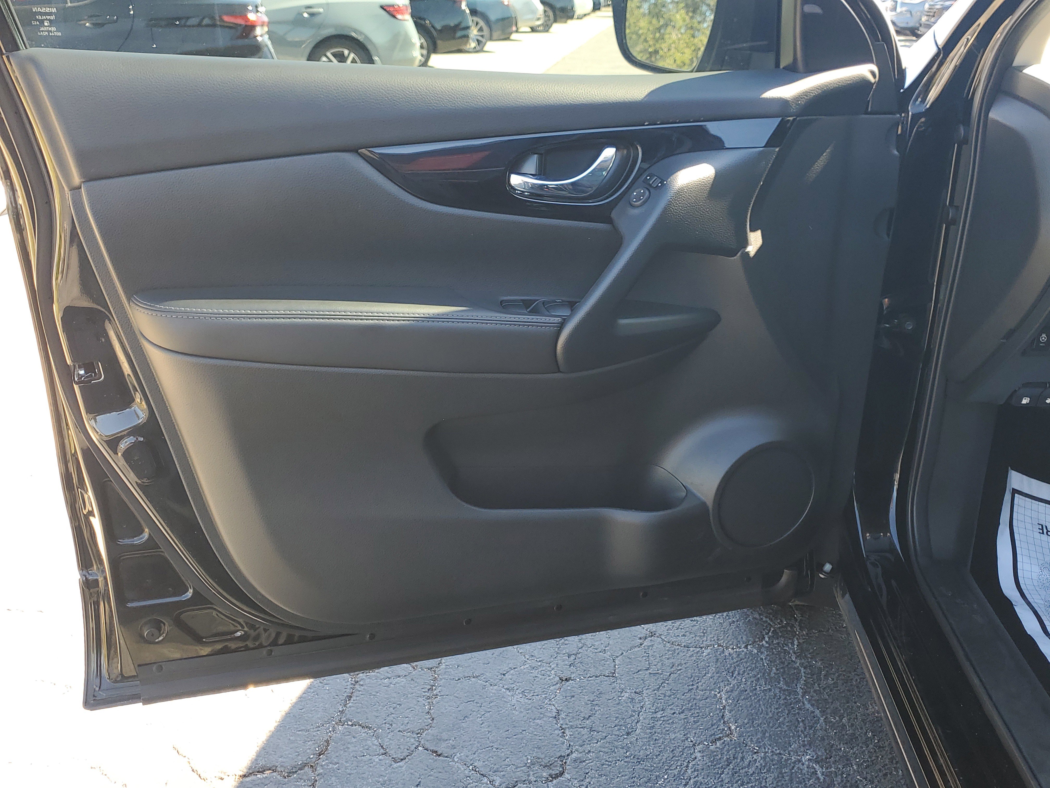 Certified 2022 Nissan Rogue Sport SV image 17