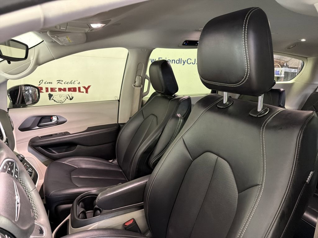 Used 2024 Chrysler Pacifica Touring-L image 14
