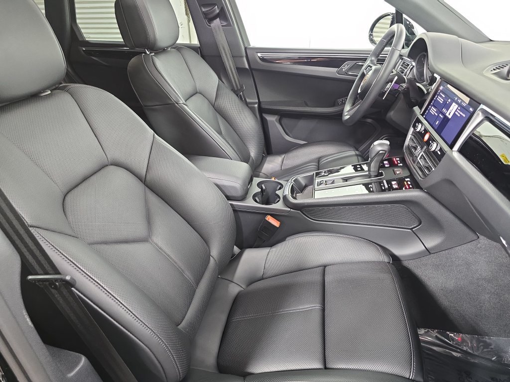 Certified 2026 Porsche Macan AWD/4WD image 27