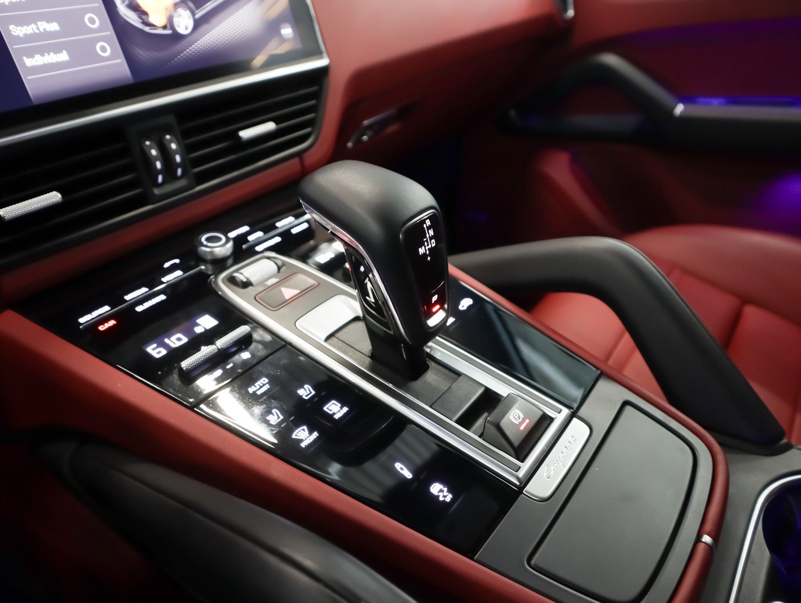 Certified 2023 Porsche Cayenne Platinum Edition image 15