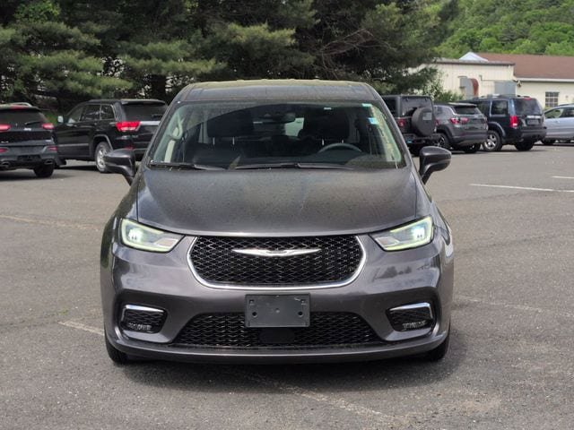 Used 2023 Chrysler Pacifica Touring-L FWD image 2