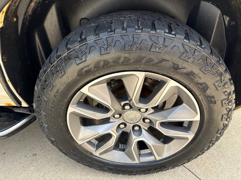 Used 2010 Cadillac Escalade AWD image 19