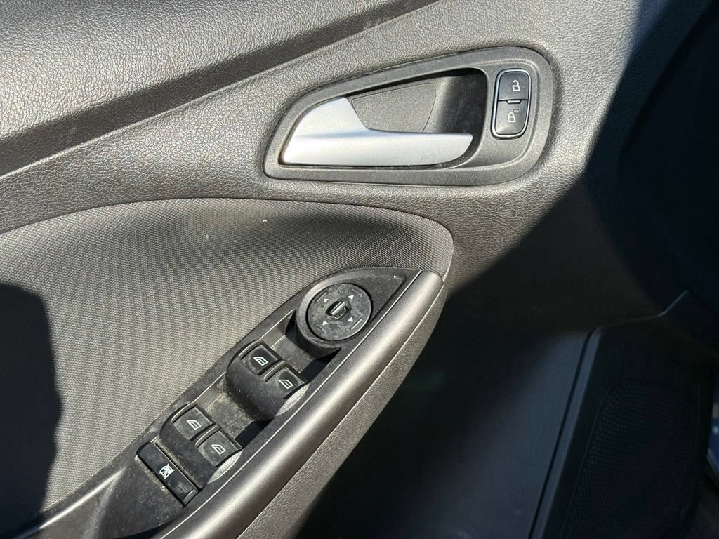 Used 2017 Ford Focus SEL w/ Cold Weather Package FWD image 11