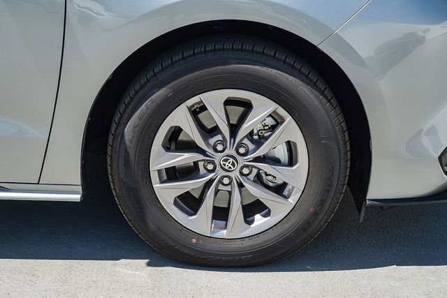 Used 2025 Toyota Sienna XLE w/ XLE Plus Package image 11
