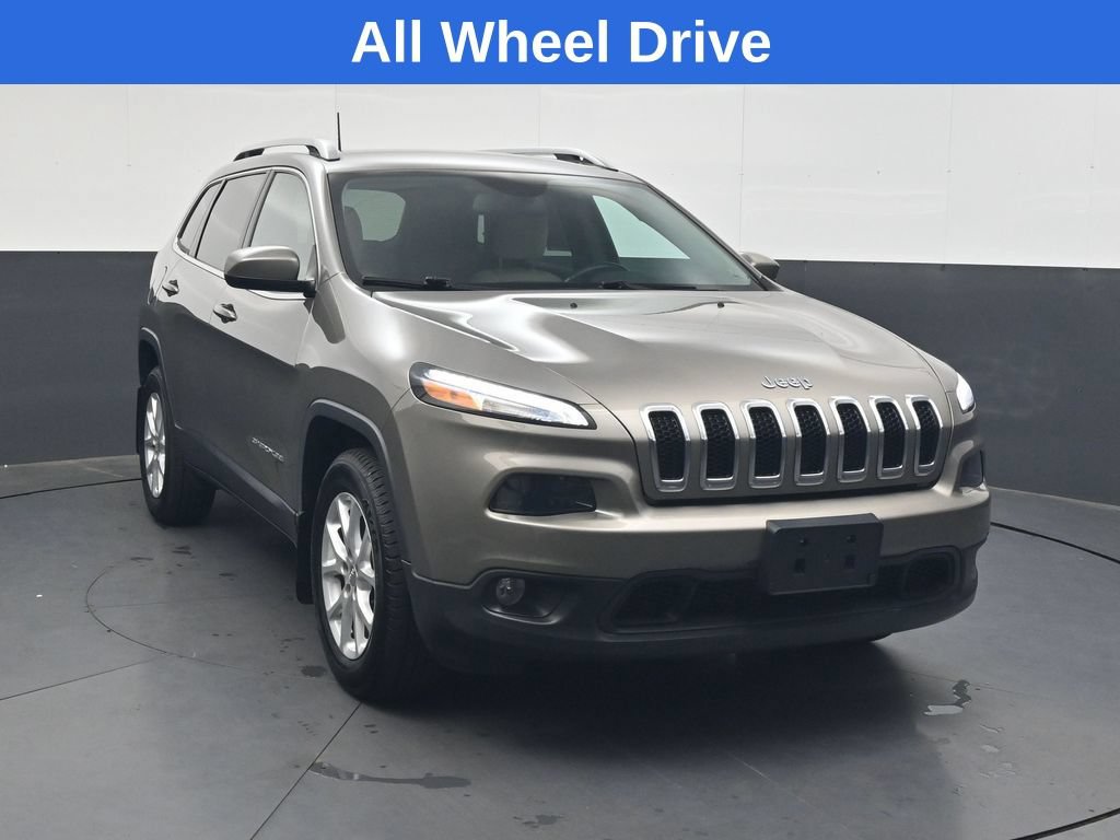 Used 2018 Jeep Cherokee Latitude w/ Cold Weather Group AWD/4WD image 2