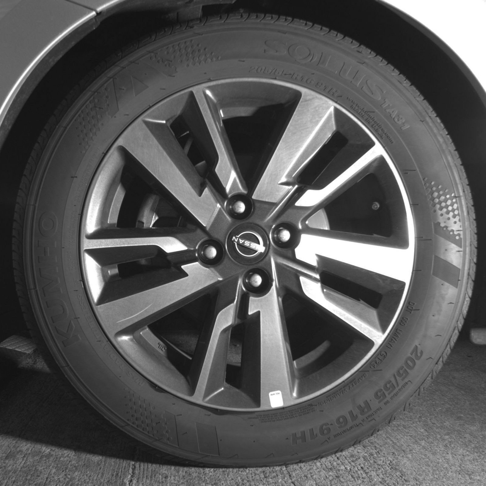 Used 2025 Nissan Versa SV FWD image 27