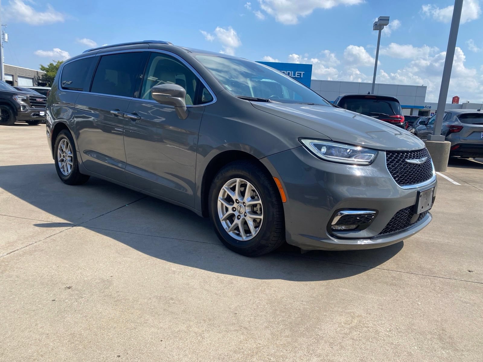 Used 2021 Chrysler Pacifica Touring-L FWD image 4