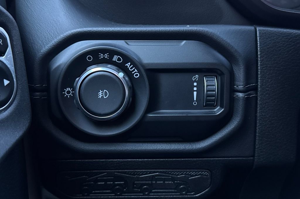Used 2024 Jeep Wrangler Sahara image 31