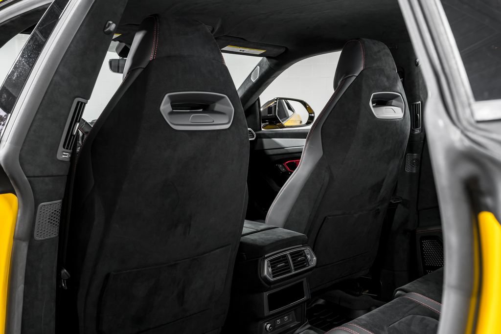 Used 2023 Lamborghini Urus Performante AWD/4WD image 32