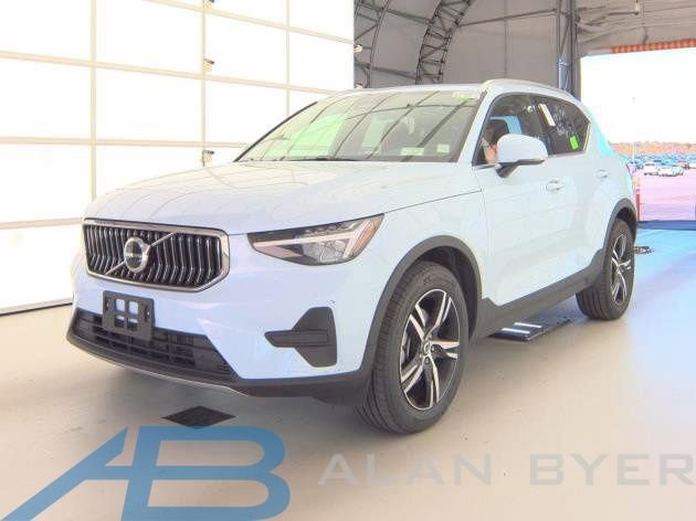 Certified 2025 Volvo XC40 B5 Core AWD/4WD image 1