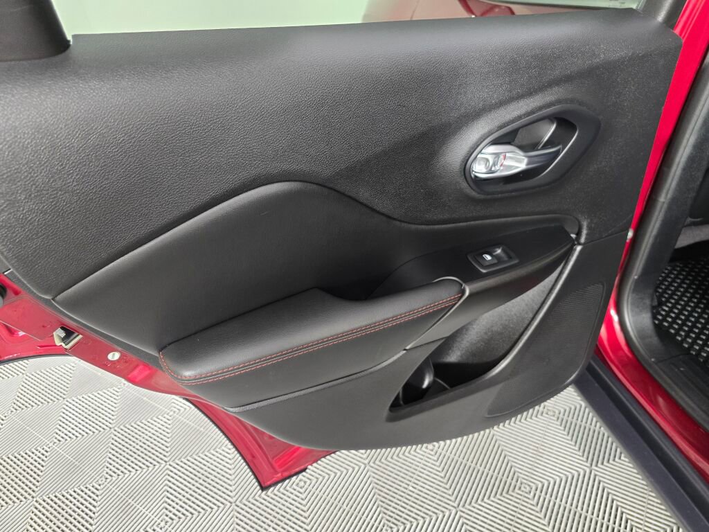 Used 2021 Jeep Cherokee Trailhawk w/ Technology Group image 34