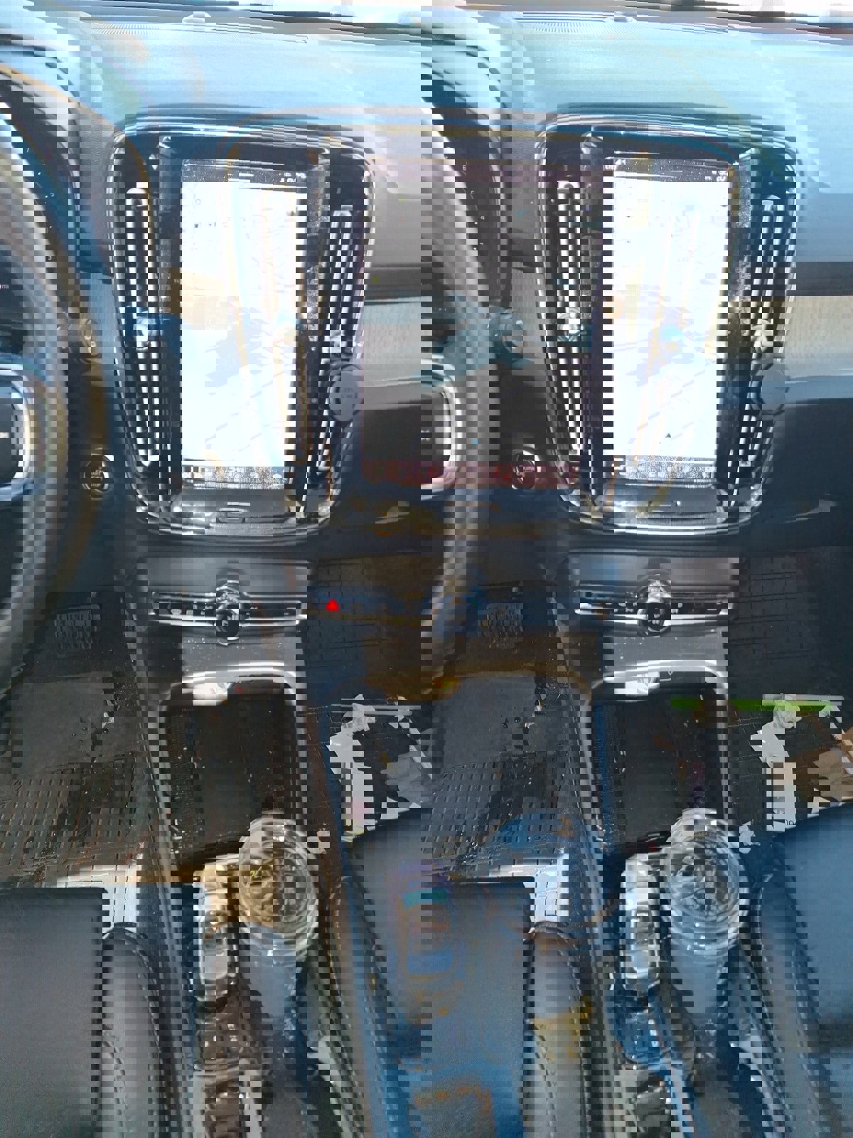 Used 2023 Volvo XC40 B5 Plus image 11