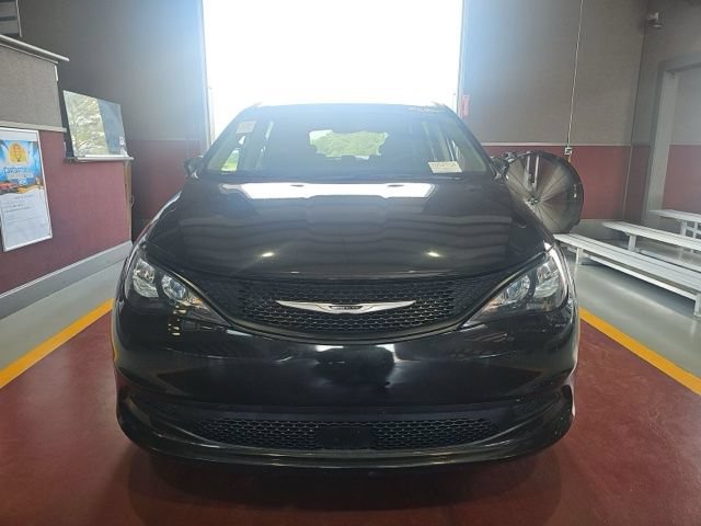 Used 2023 Chrysler Voyager LX FWD image 4