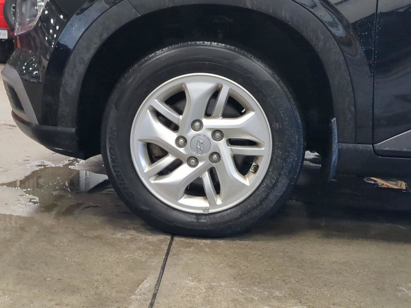 Used 2021 Hyundai Venue SE FWD image 18