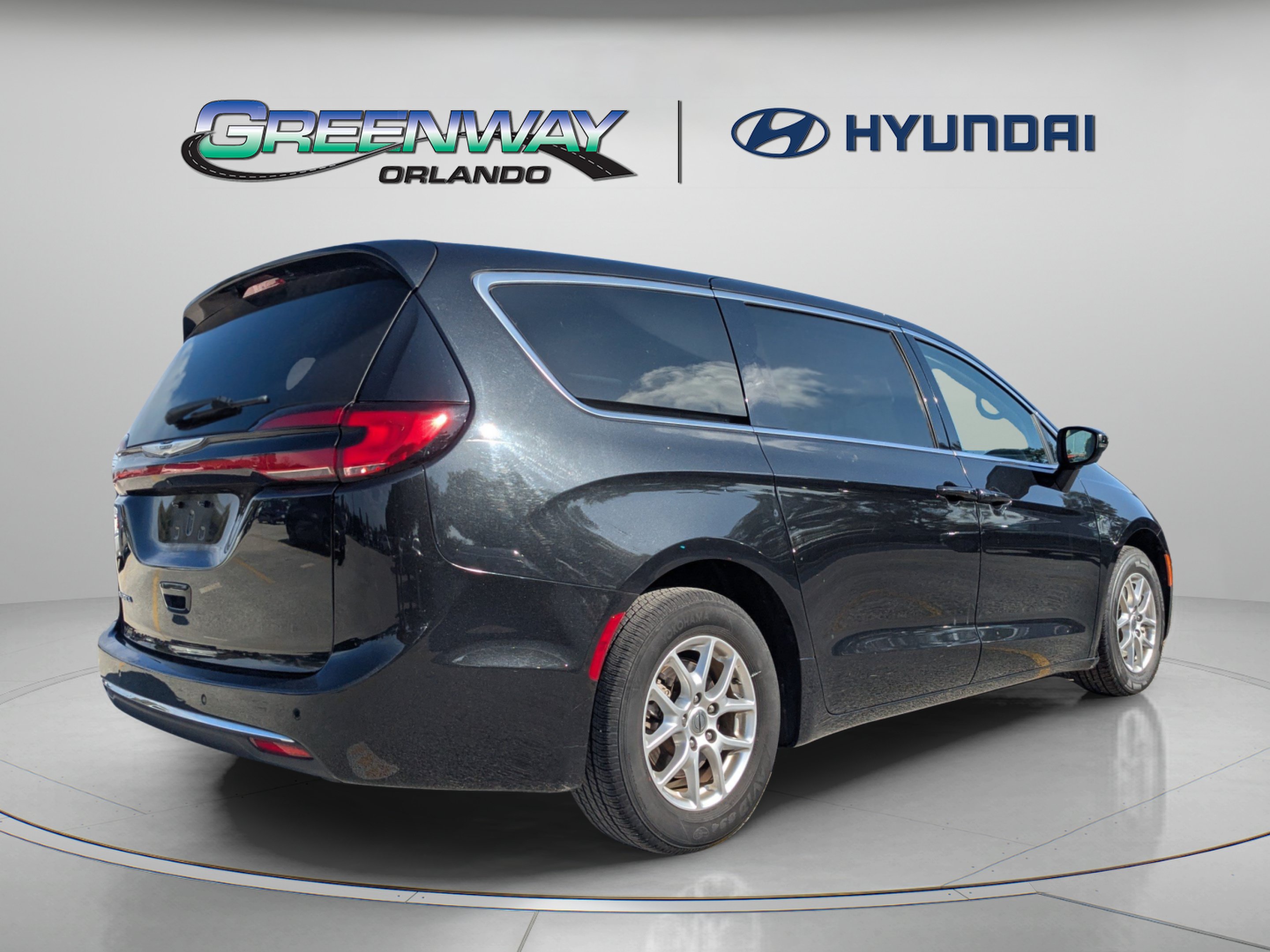 Used 2023 Chrysler Pacifica Touring-L FWD image 8