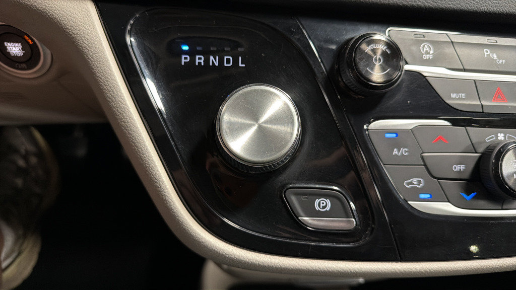 Used 2018 Chrysler Pacifica Touring-L FWD image 24