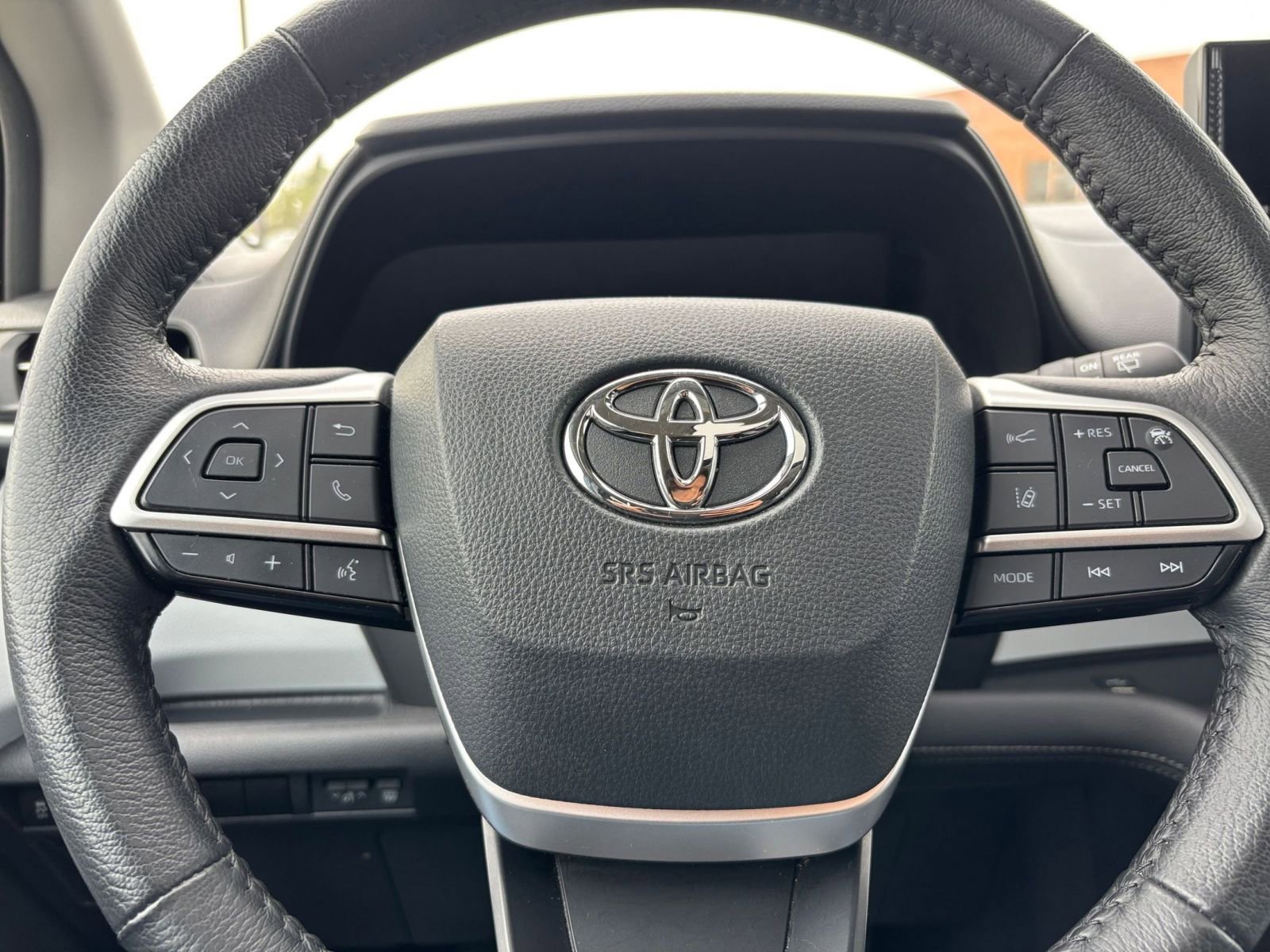 Used 2025 Toyota Sienna XLE FWD image 29