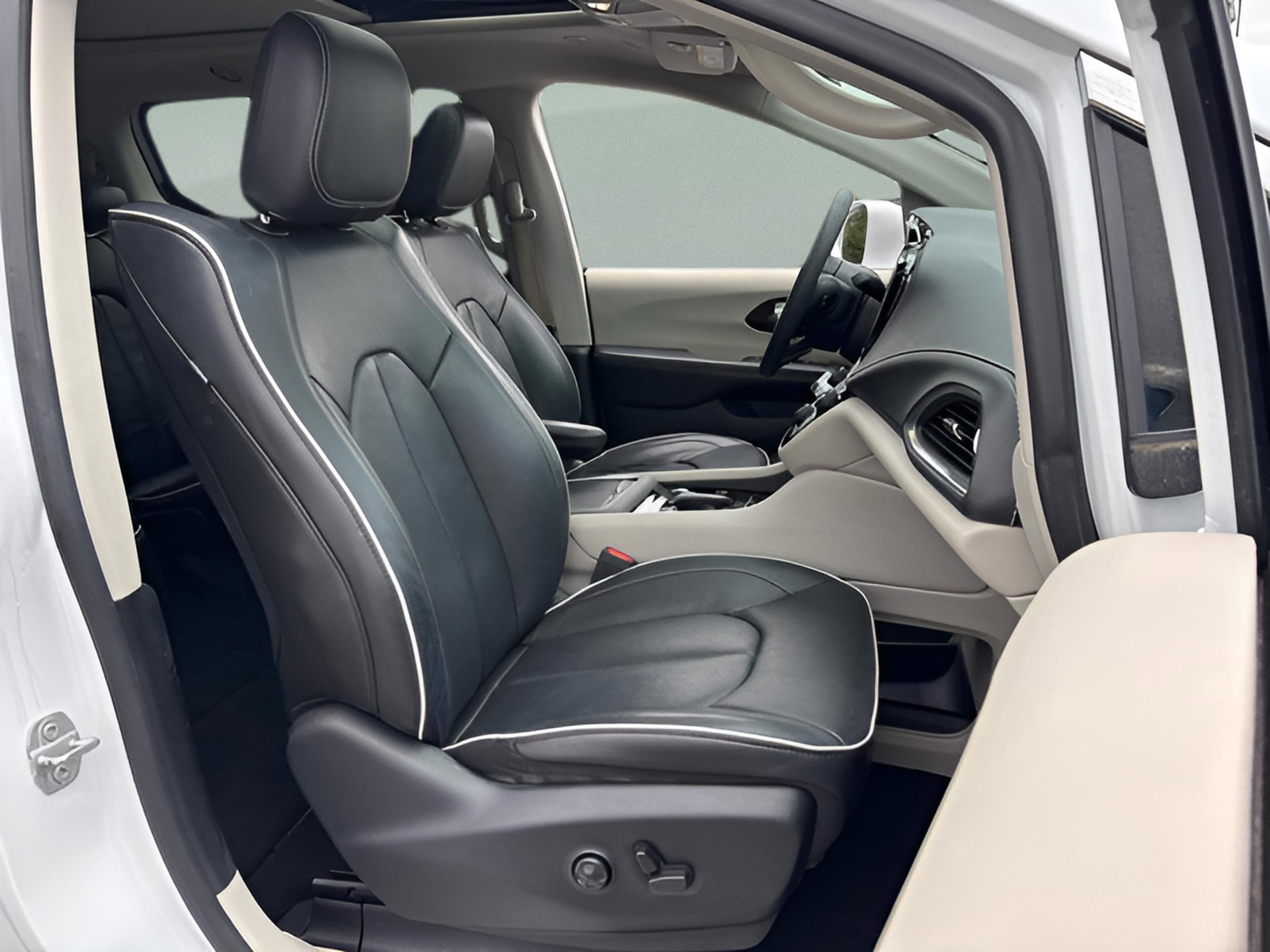 Used 2022 Chrysler Pacifica Limited w/ Uconnect Theater Family Group image 17