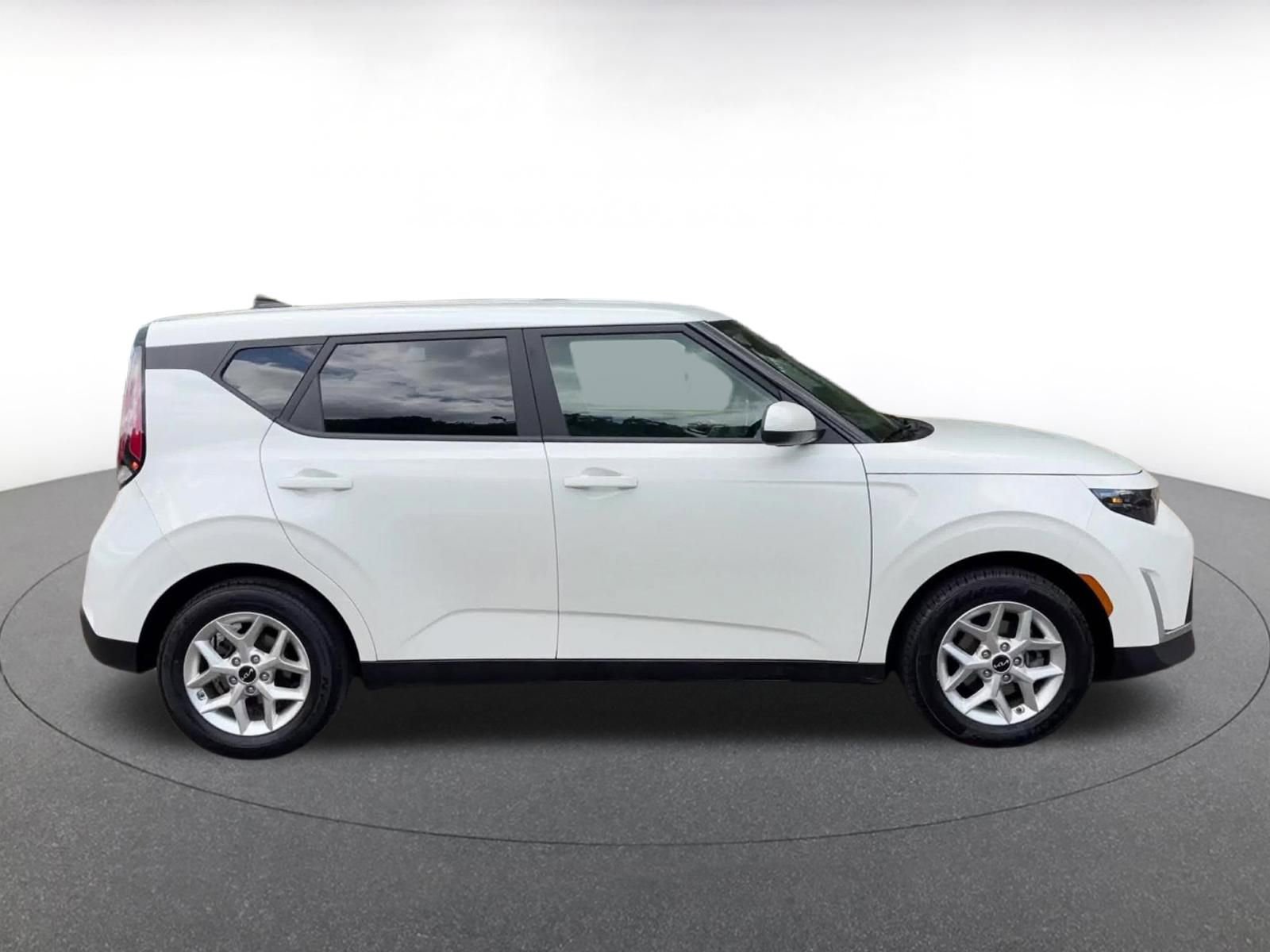 Used 2025 Kia Soul LX w/ LX Technology Package FWD image 16