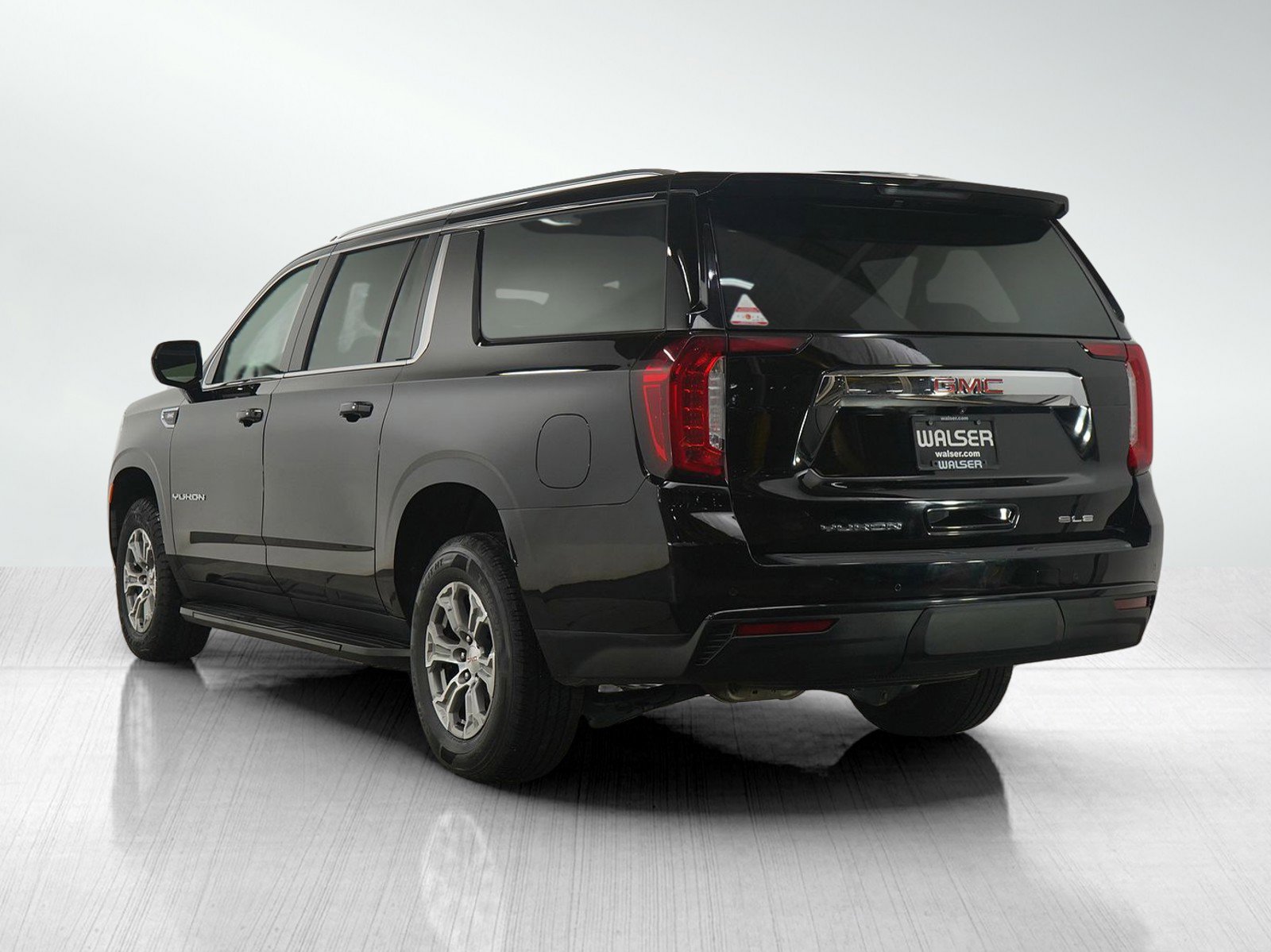 Used 2023 GMC Yukon XL SLE AWD/4WD image 3