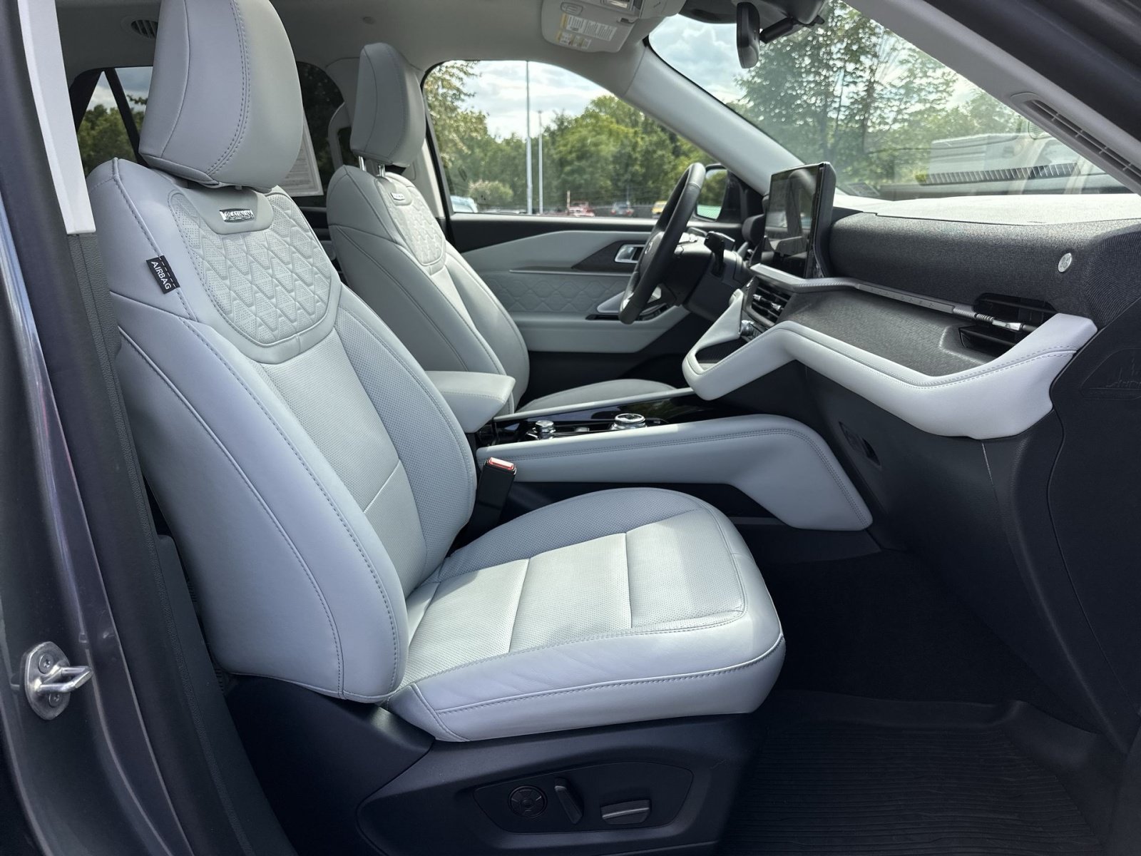 Used 2026 Ford Explorer Platinum w/ LUX Leather Package AWD/4WD image 29