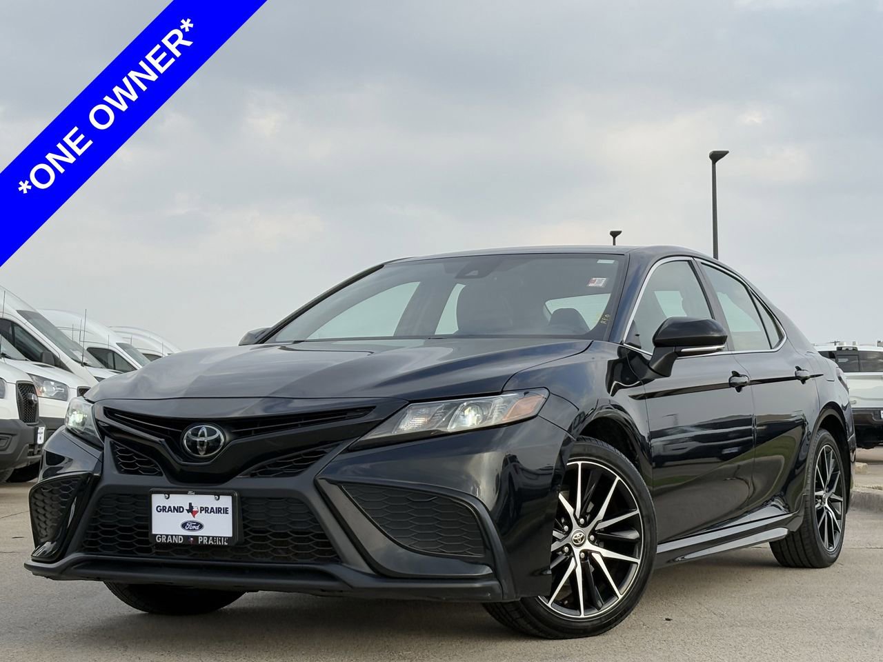 Used 2023 Toyota Camry SE image 2